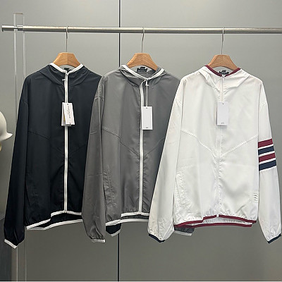 MONCLER-071329 몽클레어 2026년 신상품 클래식 스트라이프 후드 집업 자외선 차단 경량 자켓 남성용(3컬러)